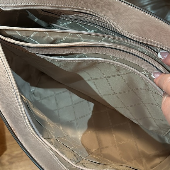 Authentic Michael Kors Voyager Medium Crossgrain Leather Tote in Blush, EUC - Picture 13 of 16